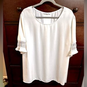 Hawthorne 3x white ivory flowy shirt top with crochet bell sleeve